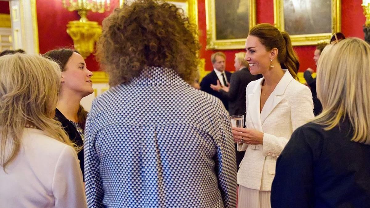 Кейт Міддлтон влаштувала прийом у Букінгемському палаці: ефектний вихід у білому вбранні - Showbiz