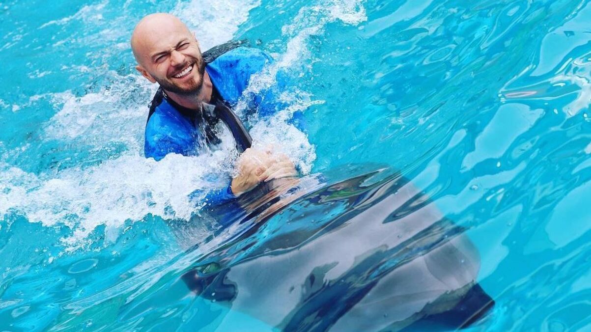 Влад Яма поплавал с дельфинами: в сети раскритиковали танцовщика