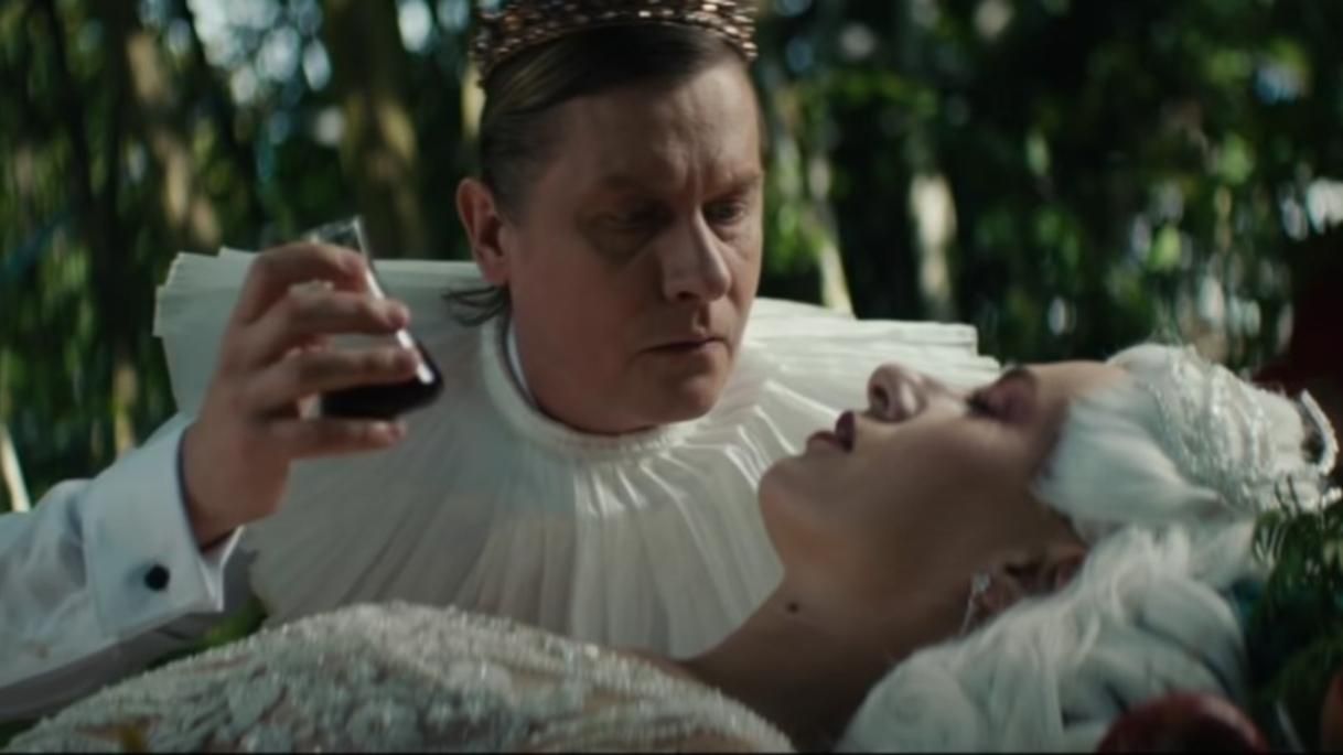 Ольга Горбачова завершила кар'єру чорнокомедійним кліпом: вона лягла у труну - Україна новини - Showbiz Ольга Горбачова завершила кар'єру чорнокомедійним кліпом: вона лягла у труну - Україна новини - Showbiz