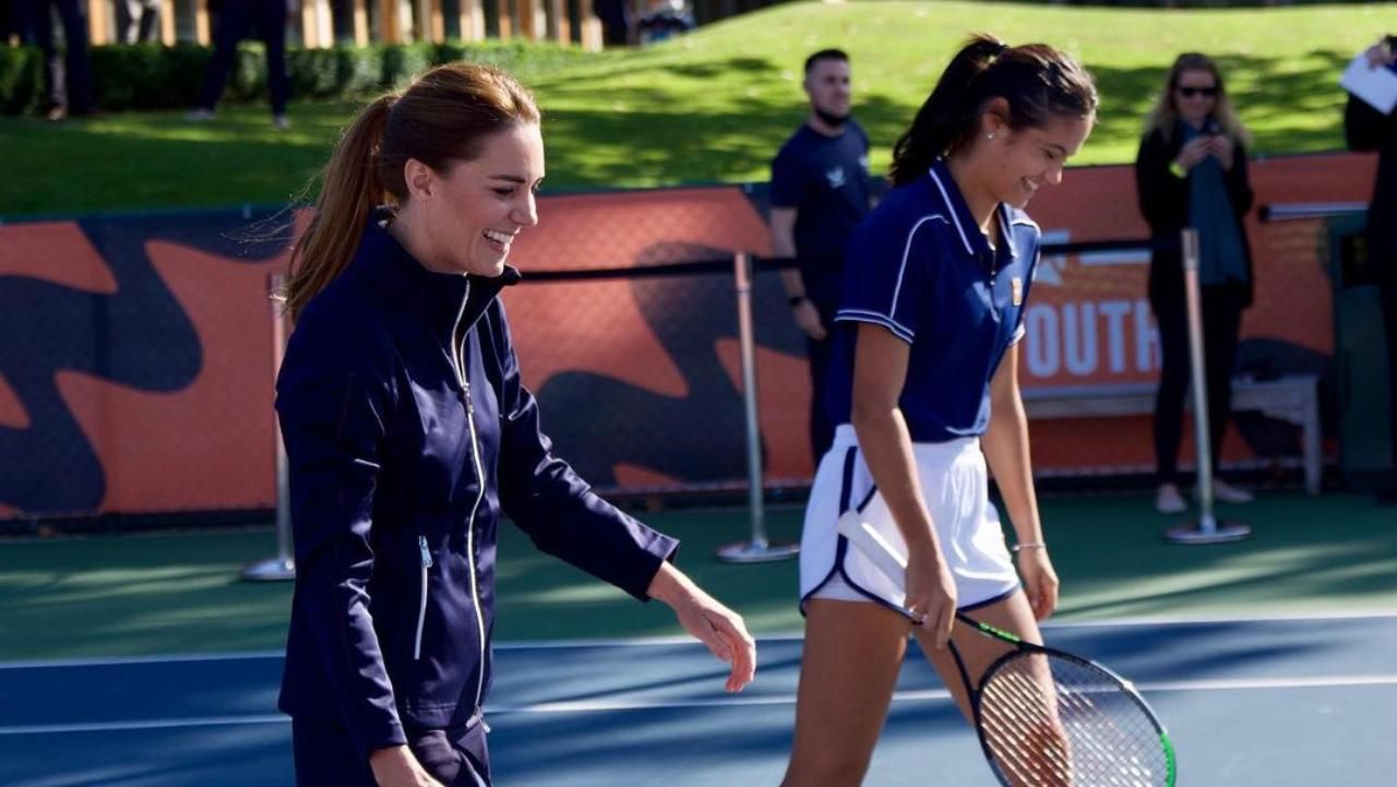 Кейт Миддлтон сыграла в теннис с выдающейся спортсменкой Эммой Радукану: эффектные фото