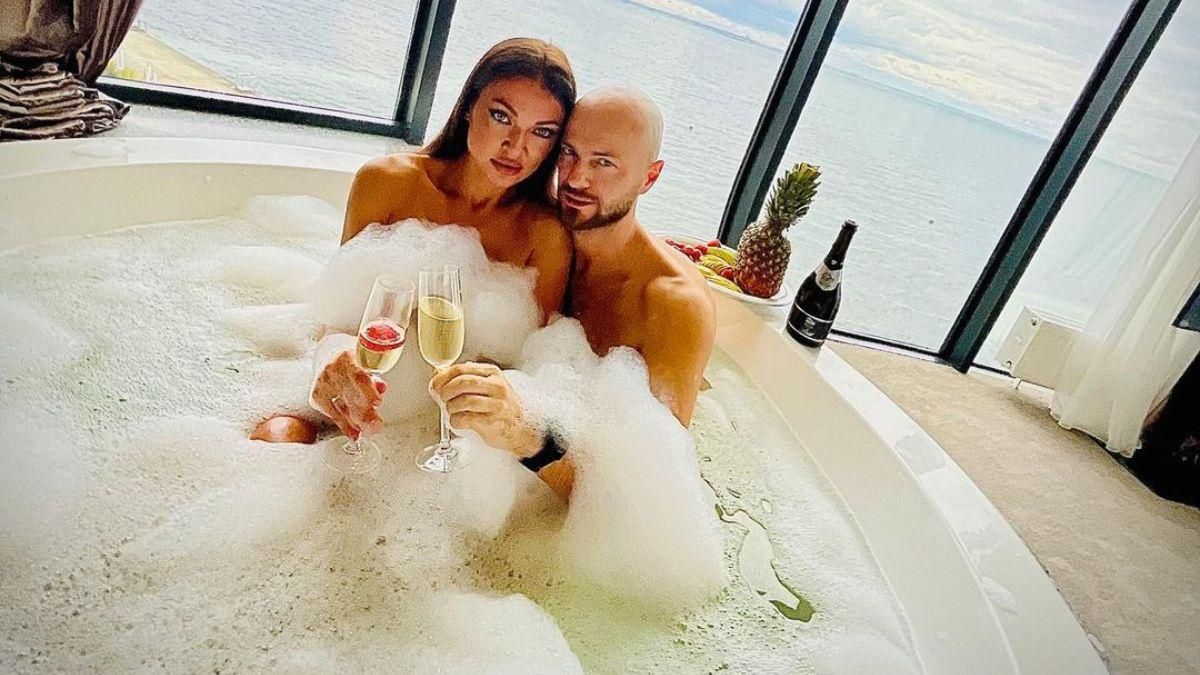 Влад Яма отдыхает в Одессе с женой: страстные фото с джакузи Влад Яма отдыхает в Одессе с женой: страстные фото с джакузи