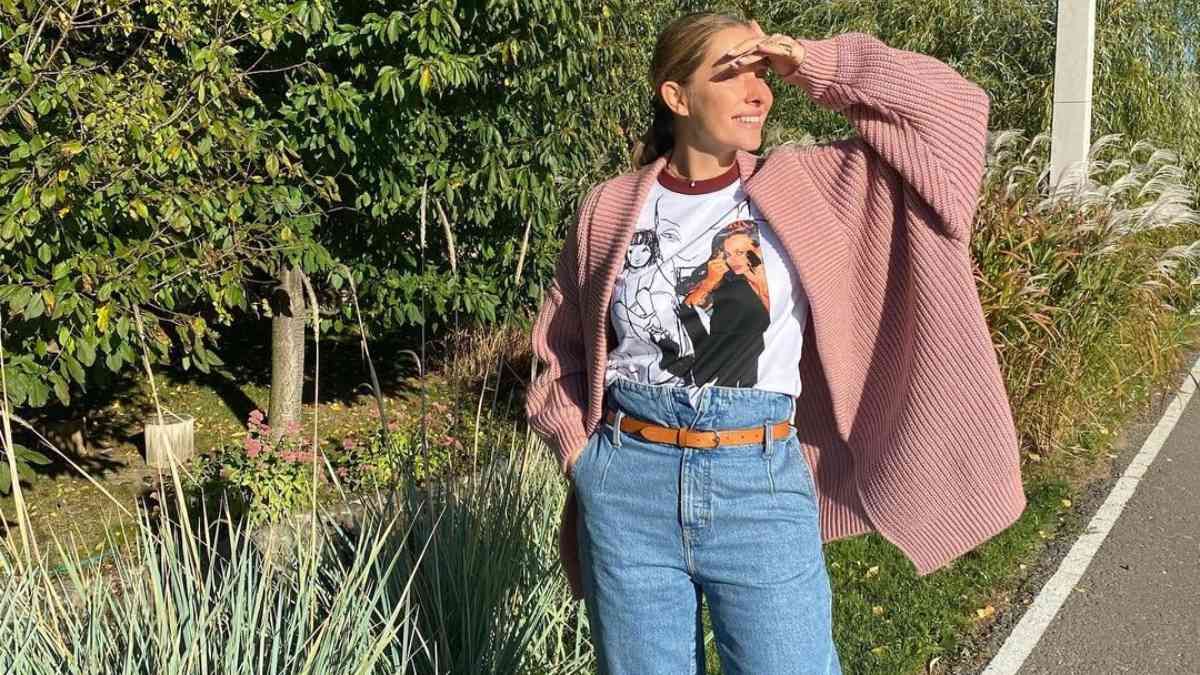 Катя Осадча позувала в стильному осінньому образі: фото в кардигані та джинсах - Showbiz