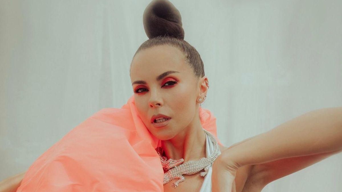 Настя Каменских выступила с фанаткой Путина Любовью Успенской: видео с концерта Настя Каменских выступила с фанаткой Путина Любовью Успенской: видео с концерта