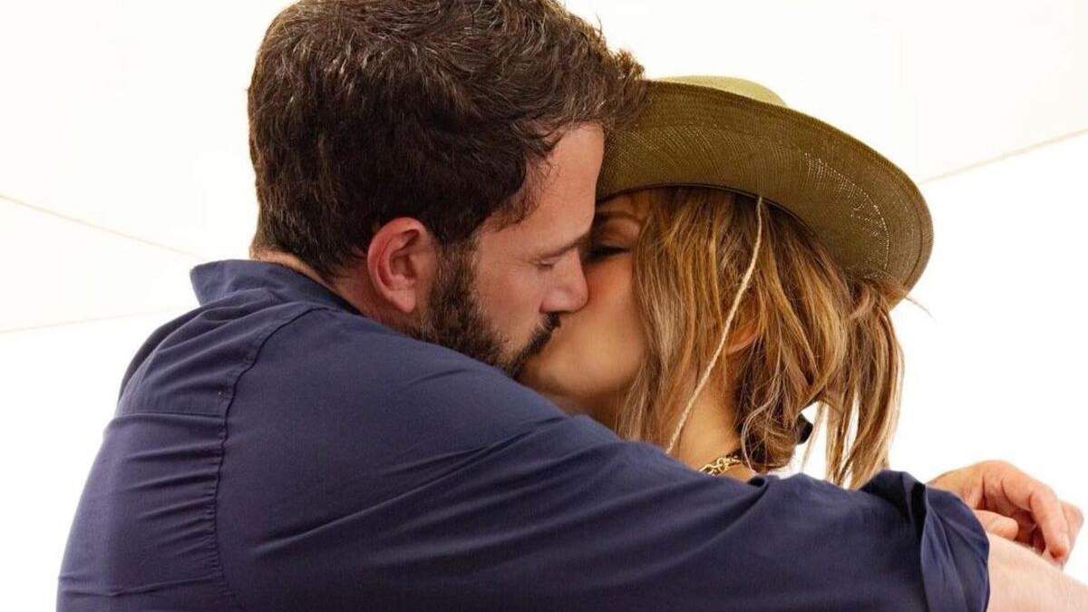 Поцілунки та обійми: Дженніфер Лопес і Бен Аффлек влаштували побачення в Нью-Йорку - Новини шоу-бізнесу - Showbiz