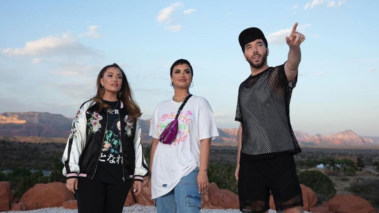 Деми Ловато запускает шоу "Неопознанное" после контакта с НЛО: видео Деми Ловато запускает шоу "Неопознанное" после контакта с НЛО: видео