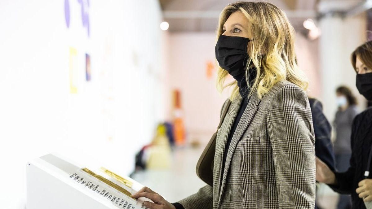 Елена Зеленская показала стильный образ в пиджаке в клетку: фото первой леди Елена Зеленская показала стильный образ в пиджаке в клетку: фото первой леди