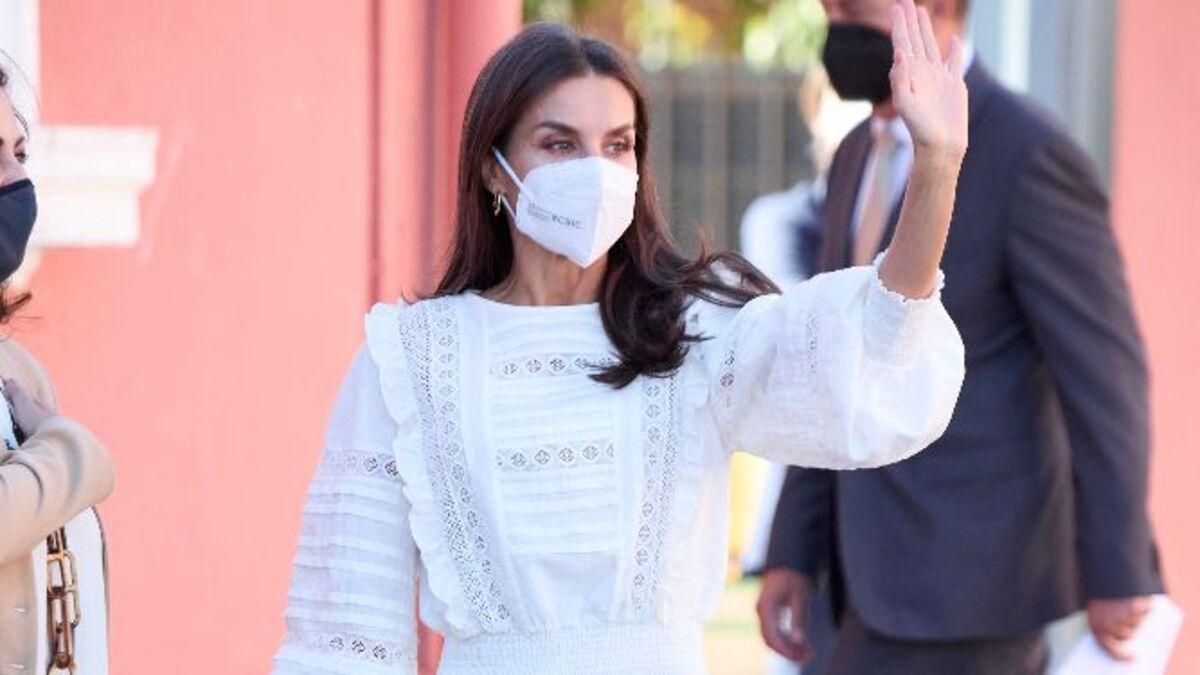 Королева Летиция появилась на публике в стильной блузке и брюках: фото нового образа Королева Летиция появилась на публике в стильной блузке и брюках: фото нового образа