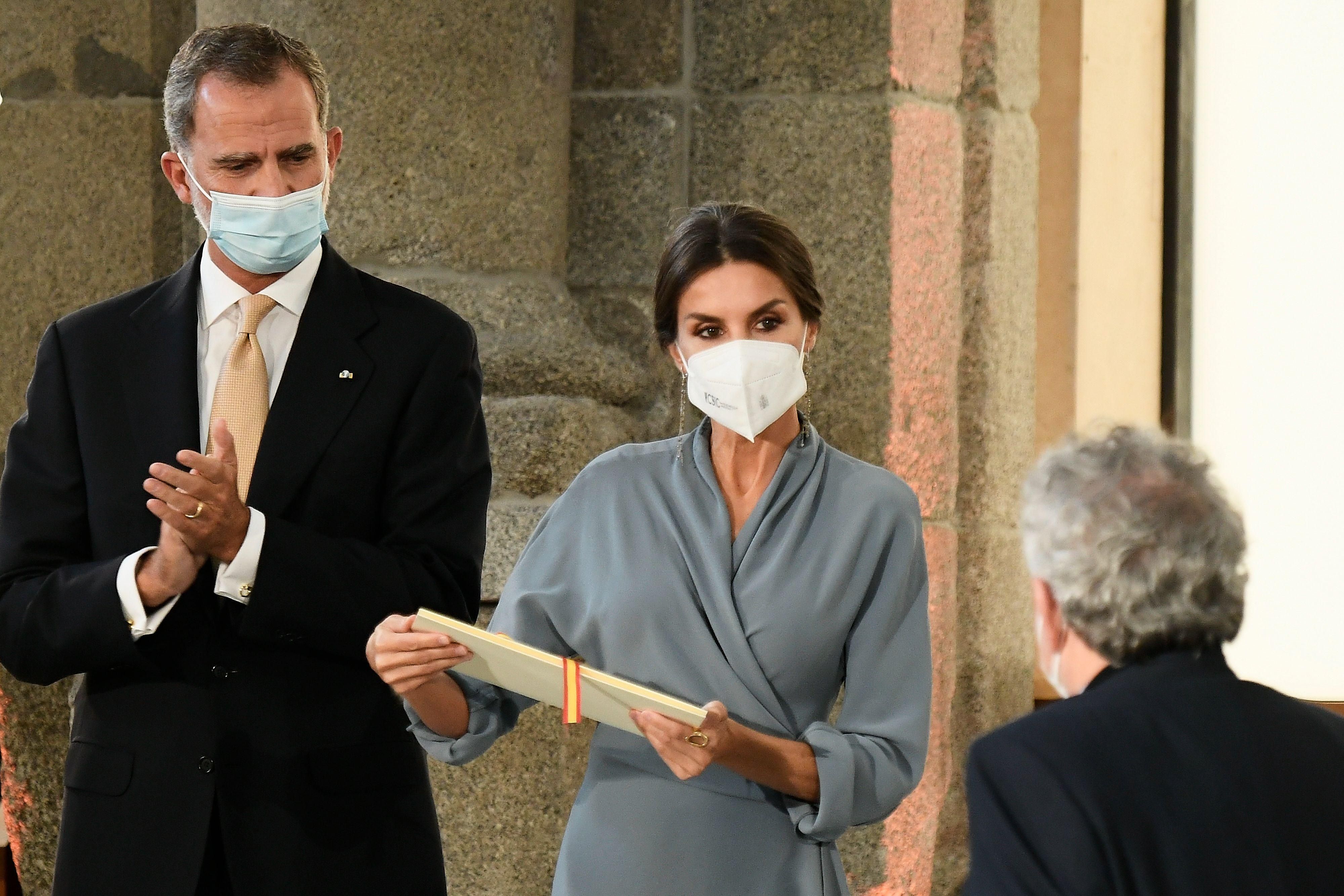 Королева Летиция показала сдержанный образ: фото в сером платье Королева Летиция показала сдержанный образ: фото в сером платье