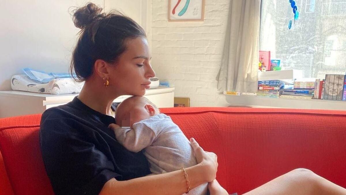 Емілі Ратажковські вперше показала обличчя 6-місячного сина: миловидні фото - Новини шоу-бізнесу - Showbiz Емілі Ратажковські вперше показала обличчя 6-місячного сина: миловидні фото - Новини шоу-бізнесу - Showbiz