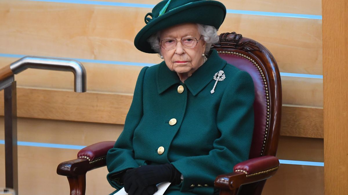 Елизавета II вышла в свет в изумрудном пальто: фото элегантного образа королевы