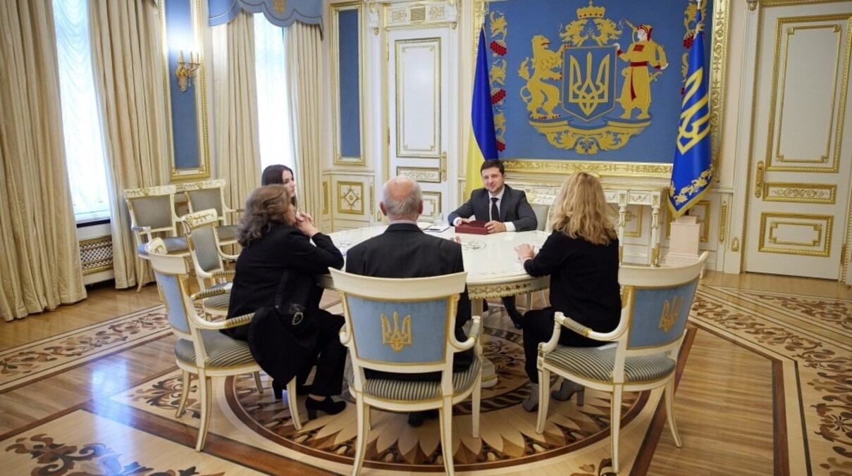 Зеленський вручив орден Держави сім'ї Андрія Кузьменка, покійного Героя України - Новини шоу-бізнесу - Showbiz Зеленський вручив орден Держави сім'ї Андрія Кузьменка, покійного Героя України - Новини шоу-бізнесу - Showbiz