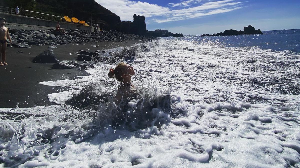 Тоня Матвиенко отдыхает в Португалии без мужа: эффектные фото в океане Тоня Матвиенко отдыхает в Португалии без мужа: эффектные фото в океане