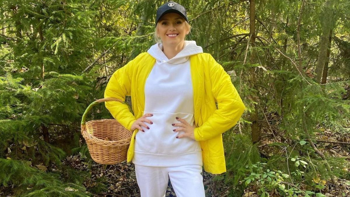 Ирина Федишин в белом костюме и желтой куртке пошла по грибы: фото