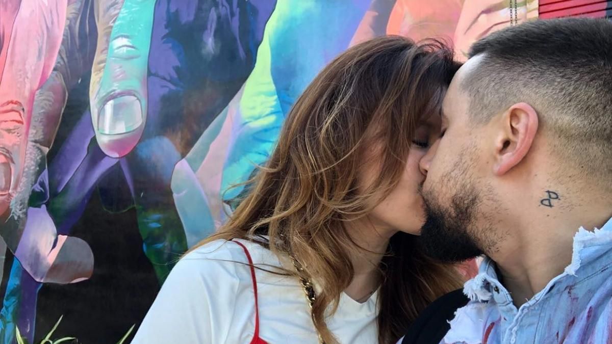 Дружина Монатіка показала фото їхнього поцілунку, але всі подумали, що на ньому Дорофєєва - Новини шоу-бізнесу - Showbiz Дружина Монатіка показала фото їхнього поцілунку, але всі подумали, що на ньому Дорофєєва - Новини шоу-бізнесу - Showbiz