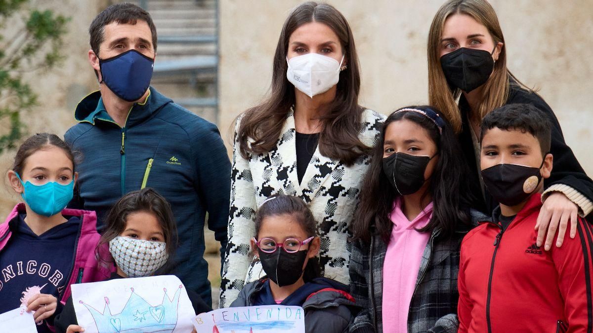 Королева Летиція вийшла у світ в чорно-білому жакеті: фото осіннього образу - Showbiz Королева Летиція вийшла у світ в чорно-білому жакеті: фото осіннього образу - Showbiz