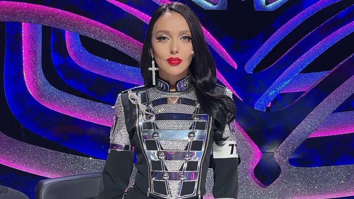 Разруха повсюду, – Оля Полякова чинит крышу в своей квартире Разруха повсюду, – Оля Полякова чинит крышу в своей квартире