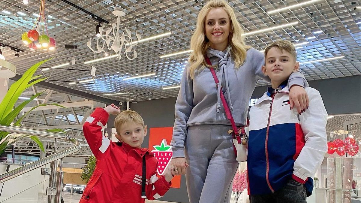 Ирина Федишин на шопинге с сыновьями: фото повседневного образа певицы