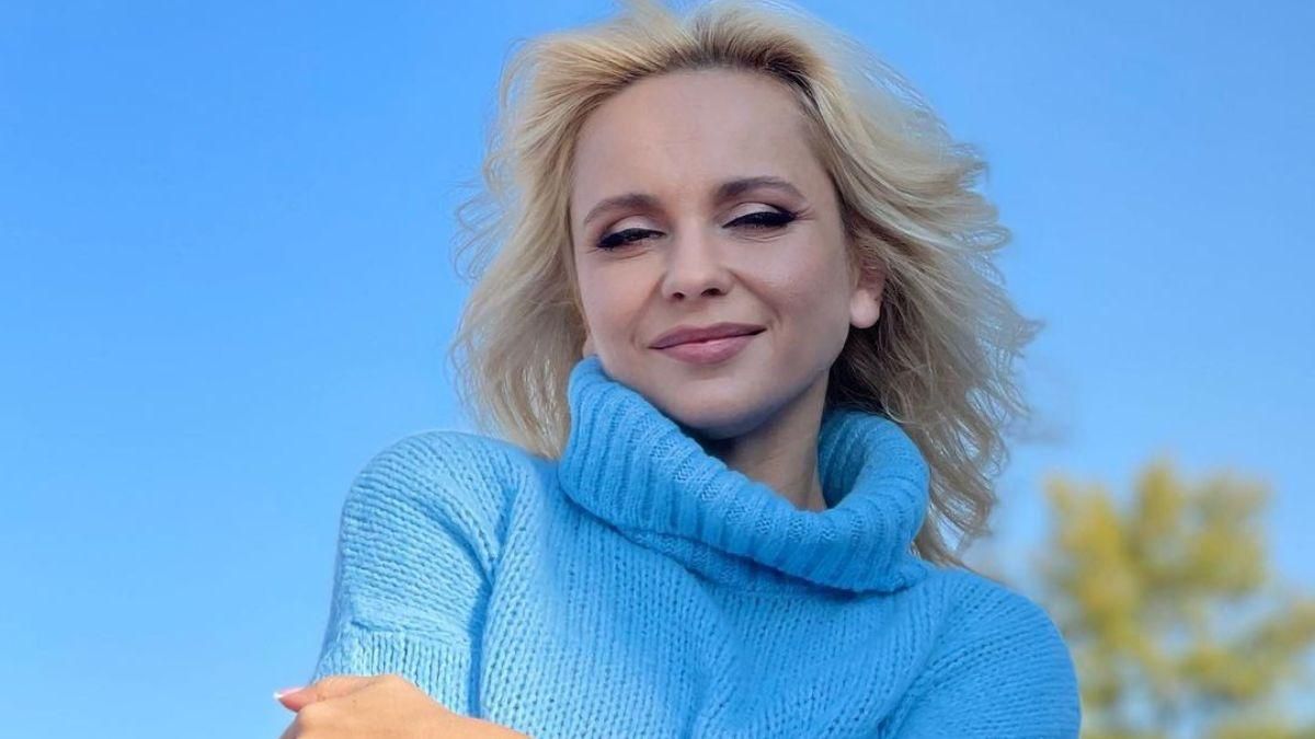 Лилия Ребрик позировала в теплом голубом свитере: фото осеннего образа
