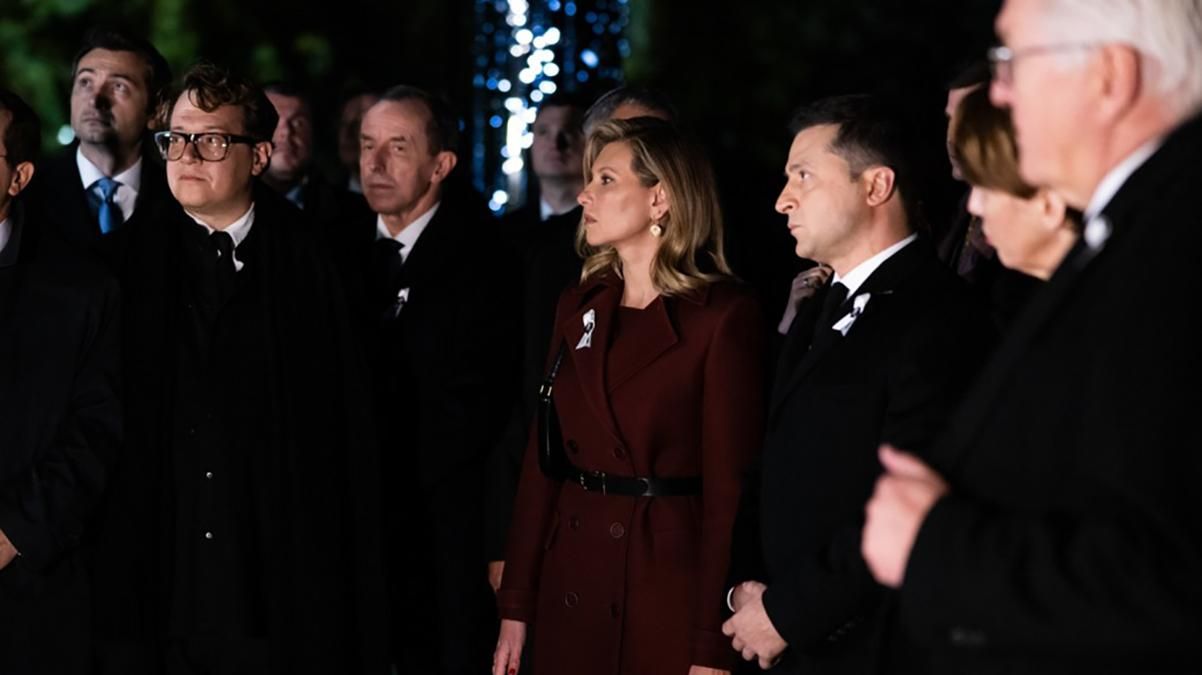 Елена Зеленская выбрала пальто винного цвета для церемонии в Бабьем Яру Елена Зеленская выбрала пальто винного цвета для церемонии в Бабьем Яру