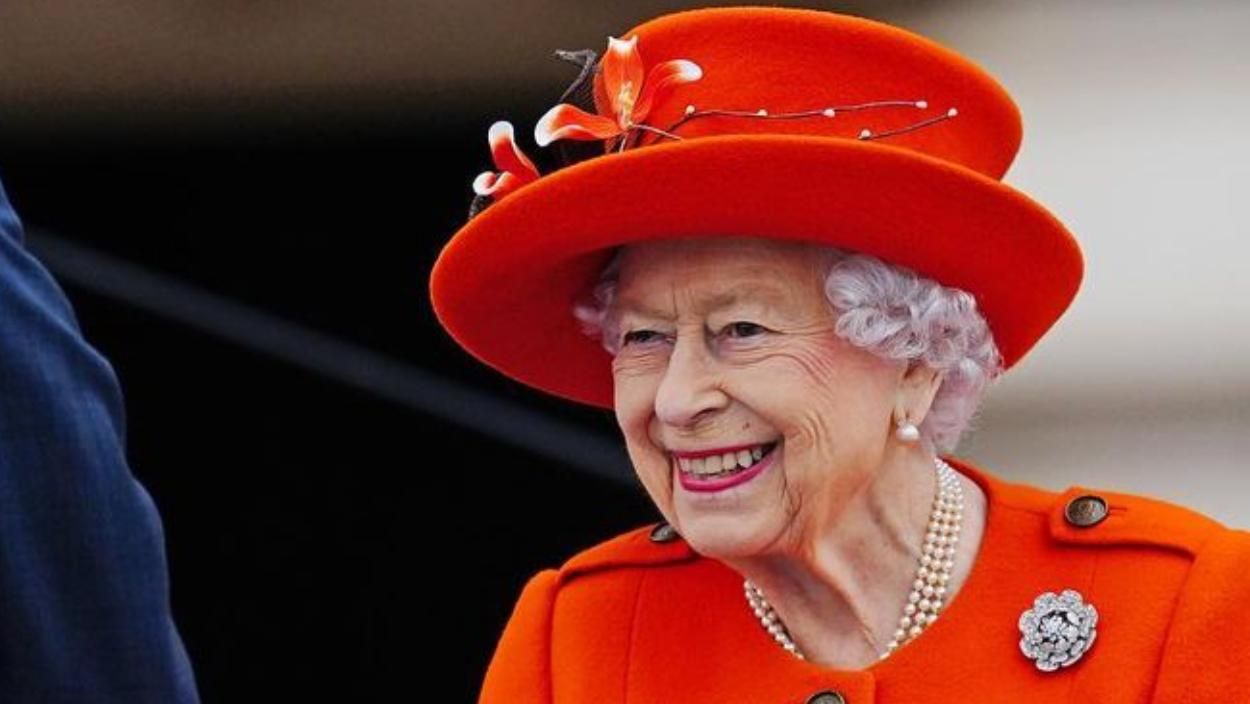 95-летняя Елизавета II вернулась к работе: яркий выход в морковном пальто