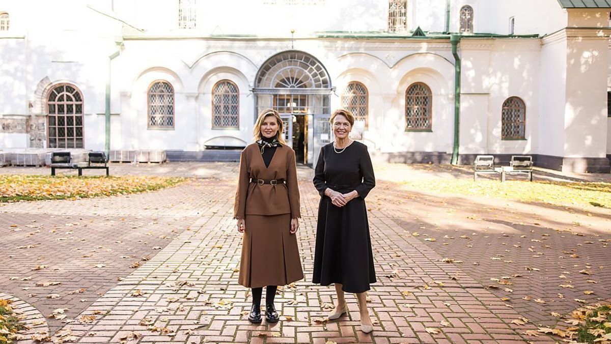 Олена Зеленська в карамельному костюмі провела екскурсію першій леді Німеччини: фото - Україна новини - Showbiz Олена Зеленська в карамельному костюмі провела екскурсію першій леді Німеччини: фото - Україна новини - Showbiz