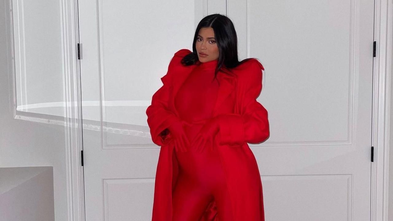 Кайлі Дженнер зачарувала фанатів total red образом в облягаючому комбінезоні: фото - Showbiz Кайлі Дженнер зачарувала фанатів total red образом в облягаючому комбінезоні: фото - Showbiz