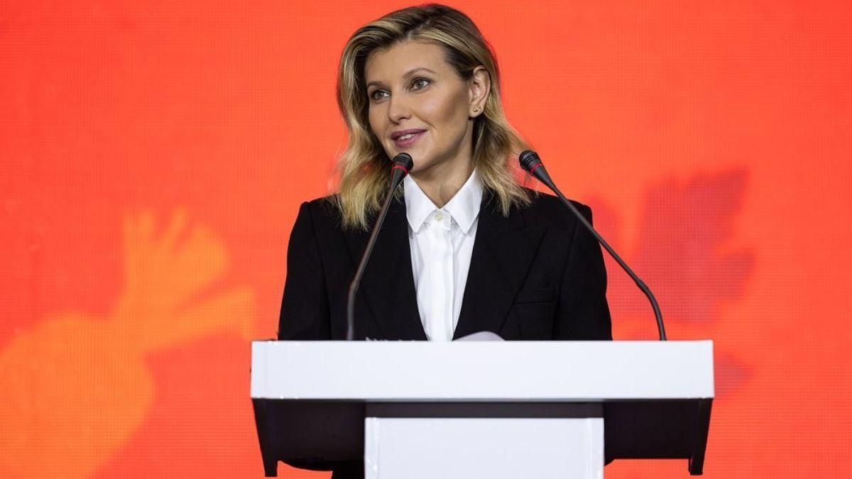 Елена Зеленская в черном костюме выступила в Днепре: фото делового образа Елена Зеленская в черном костюме выступила в Днепре: фото делового образа