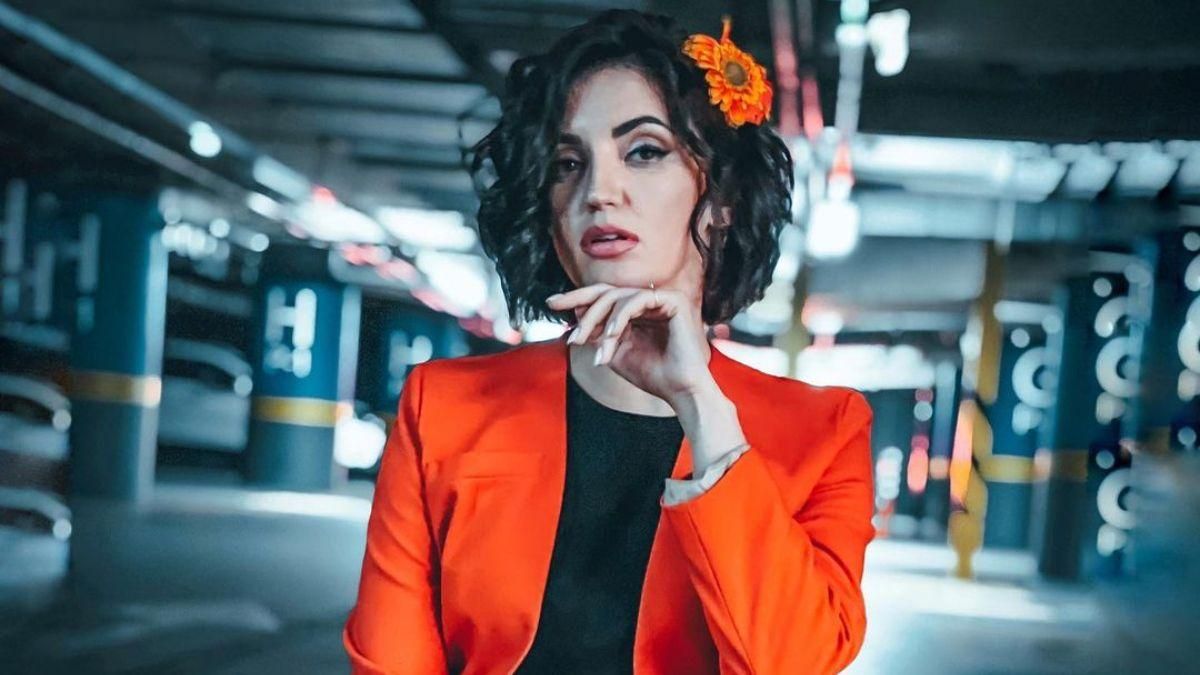 Оля Цибульська позувала в помаранчевому костюмі: фото з підземного паркінгу - Showbiz