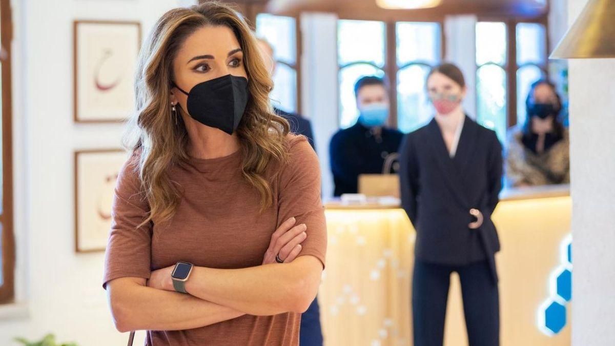 Королева Ранія вийшла у світ в кофті та джинсах: фото - Showbiz Королева Ранія вийшла у світ в кофті та джинсах: фото - Showbiz