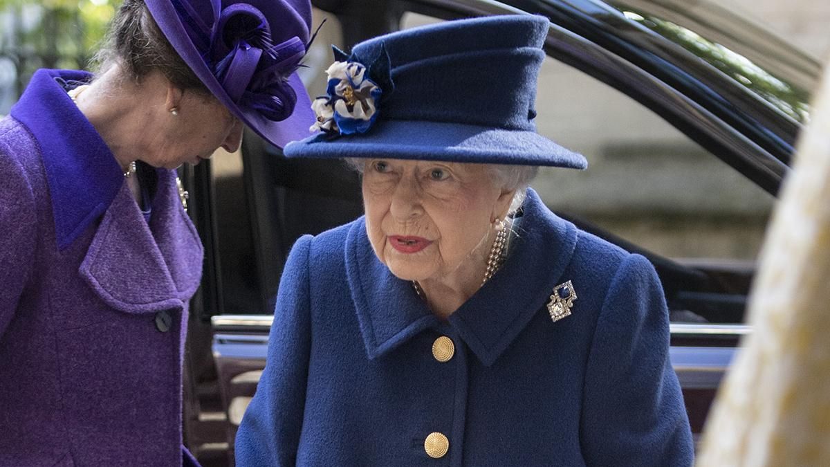 95-летняя Елизавета II впервые вышла в свет с тростью: редкие фото