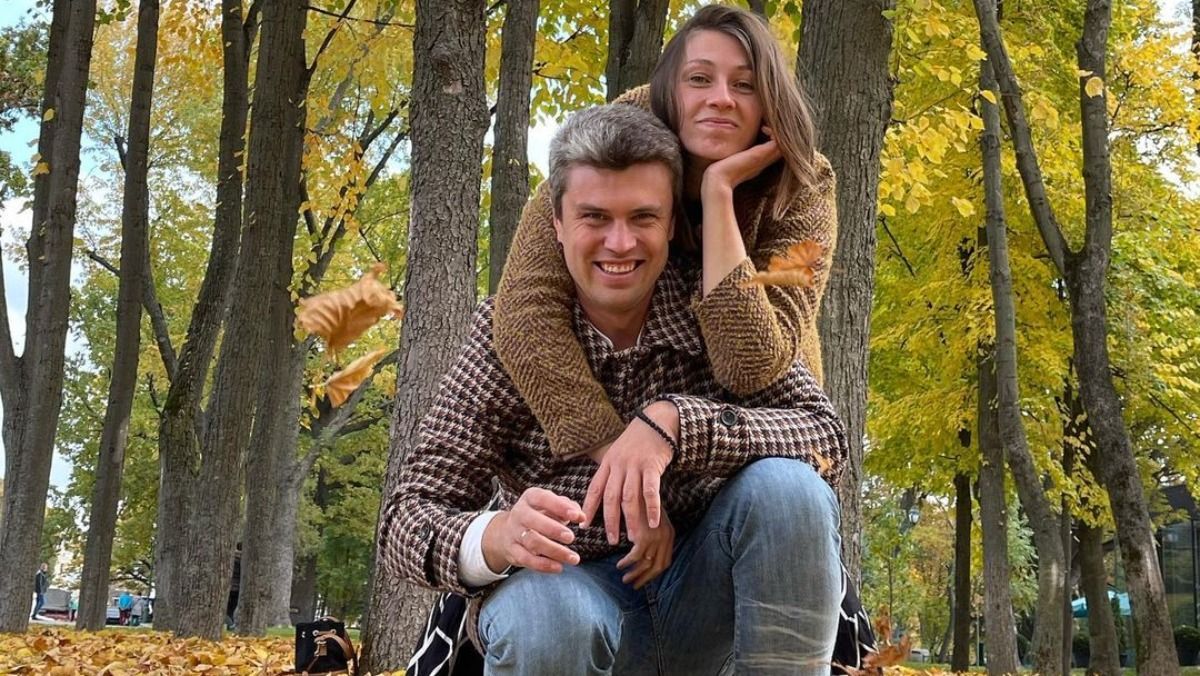 "Поют все": Евгений Хмара среди судей, его жена – на сцене "Поют все": Евгений Хмара среди судей, его жена – на сцене