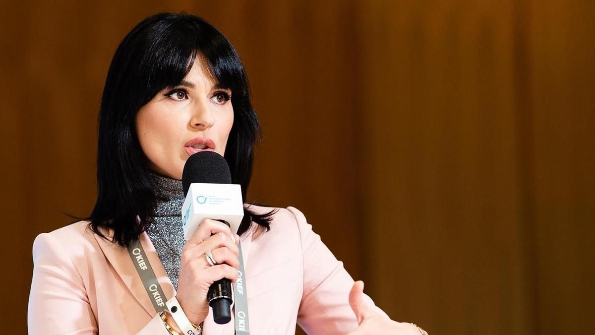 Маша Ефросинина совместила костюм с блестящим гольфом: фото выхода Маша Ефросинина совместила костюм с блестящим гольфом: фото выхода