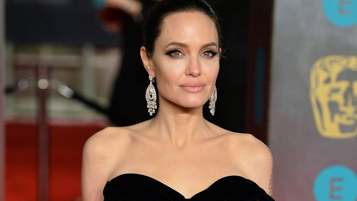 Анджелину Джоли застали на свидании с бывшим мужем