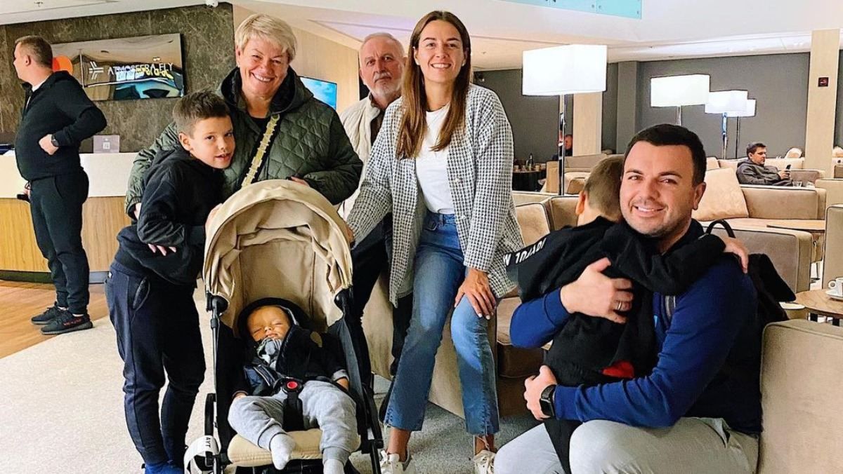 Жена Григория Решетника полетела с родителями на отдых: фото из аэропорта