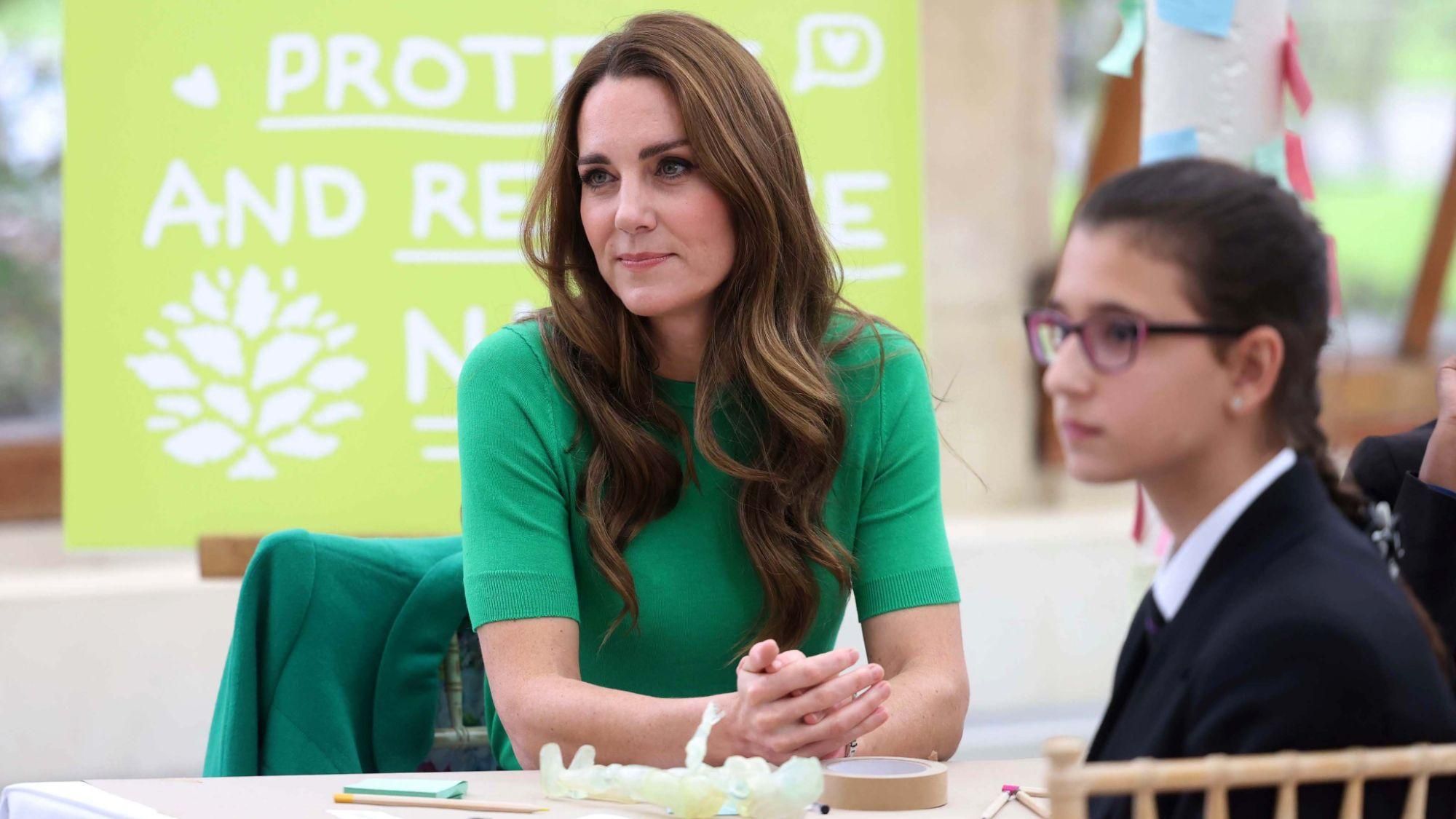 Кейт Міддлтон з'явилась на діловій зустрічі у зеленому пальті: фото трендового образу - Новини шоу-бізнесу - Showbiz Кейт Міддлтон з'явилась на діловій зустрічі у зеленому пальті: фото трендового образу - Новини шоу-бізнесу - Showbiz