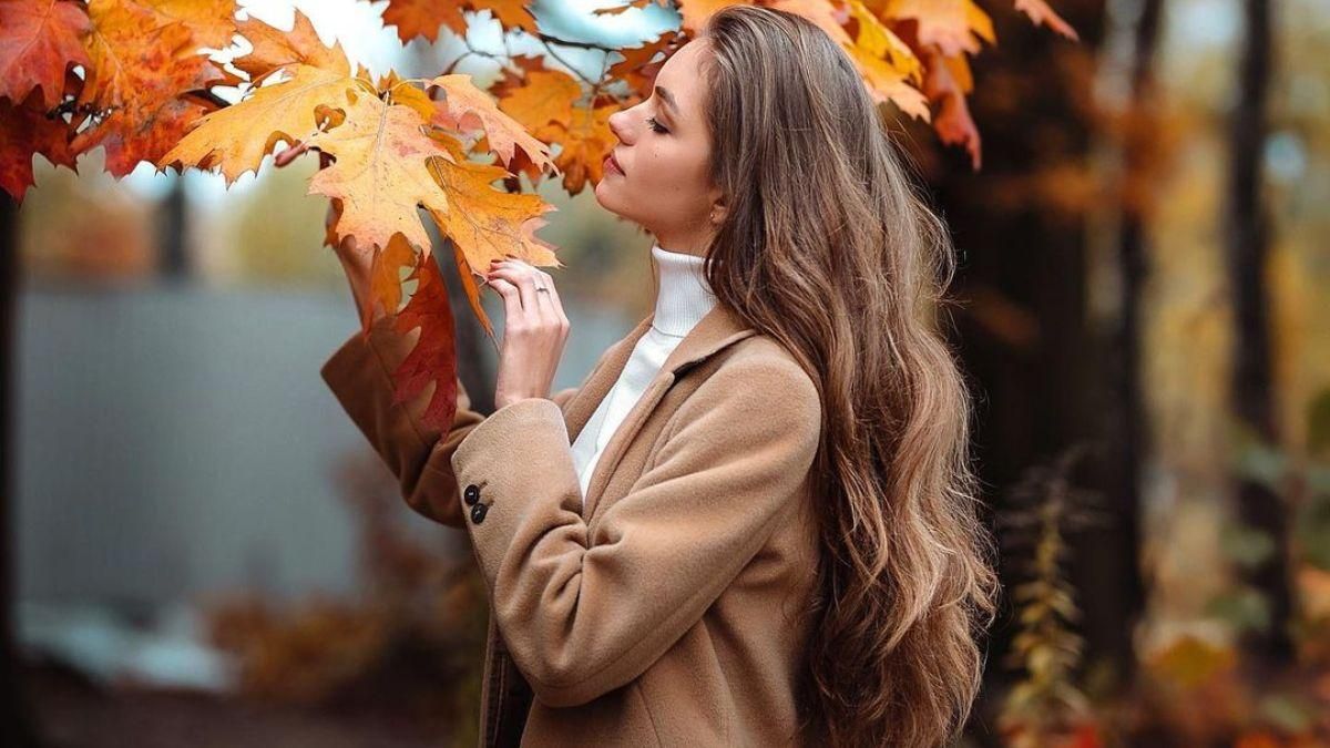 Жена Дмитрия Комарова позировала в коричневом пальто: фото осеннего образа Жена Дмитрия Комарова позировала в коричневом пальто: фото осеннего образа