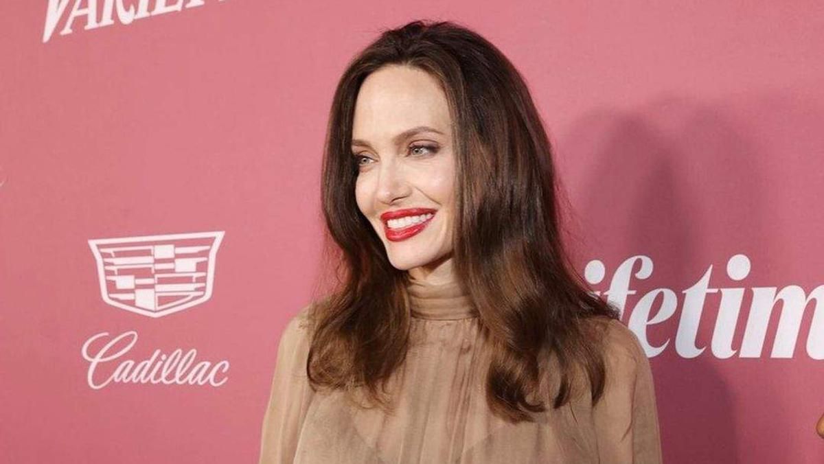 Анджеліна Джолі зустрілась з фанами у светрі з оголеним плечем - Showbiz