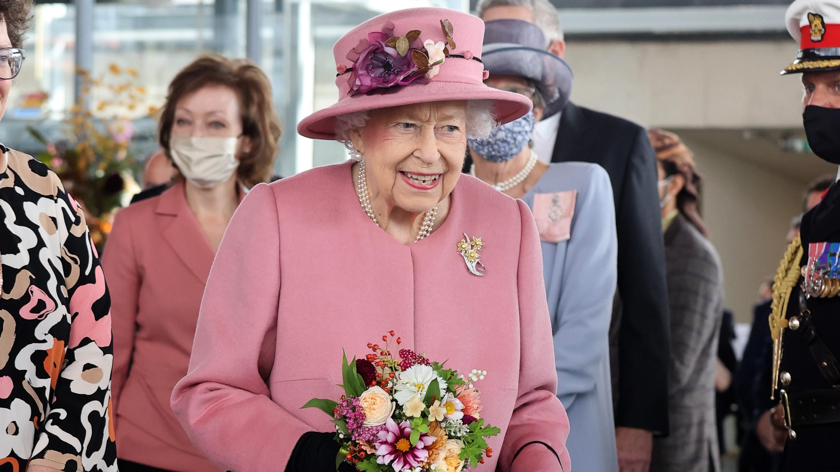 Єлизавета II вдруге за тиждень вийшла у світ разом з сином та невісткою: ніжний образ - Новини шоу-бізнесу - Showbiz Єлизавета II вдруге за тиждень вийшла у світ разом з сином та невісткою: ніжний образ - Новини шоу-бізнесу - Showbiz