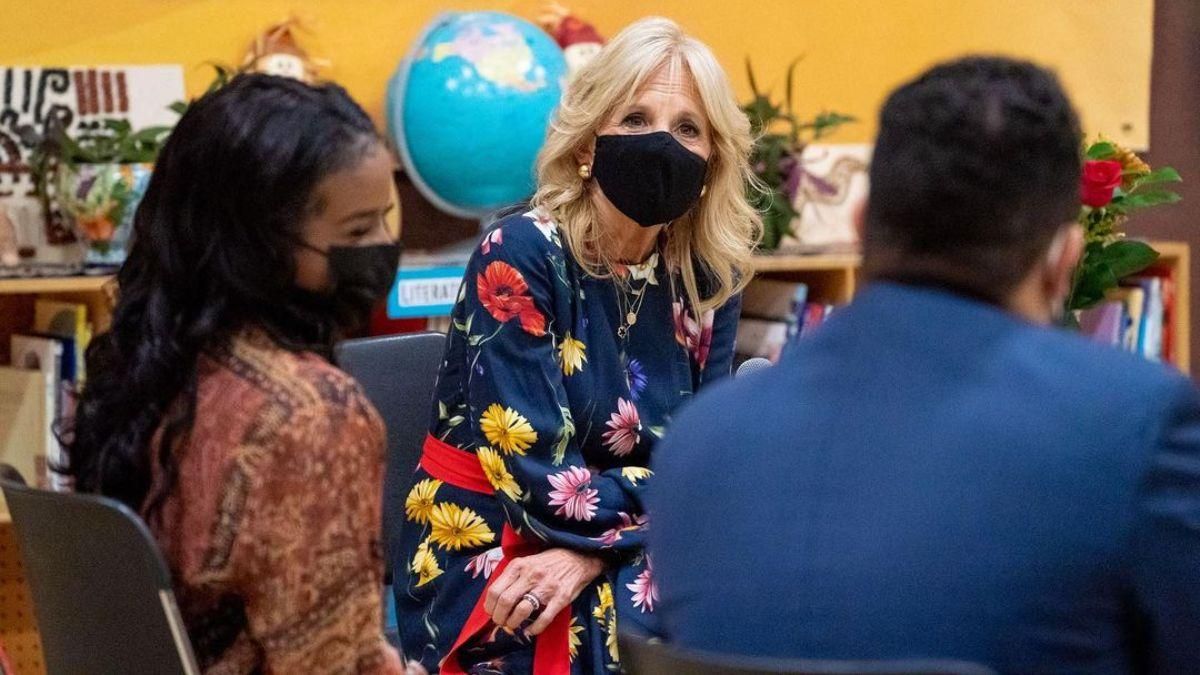 Джилл Байден вийшла у світ у квітковій сукні: нове фото першої леді США - Showbiz Джилл Байден вийшла у світ у квітковій сукні: нове фото першої леді США - Showbiz