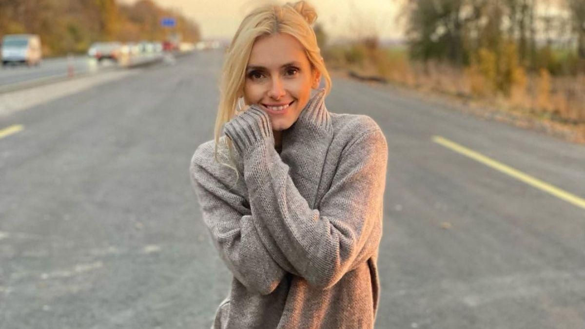 Ірина Федишин у светрі та штанах позувала на дорозі: фото осіннього образу - Showbiz Ірина Федишин у светрі та штанах позувала на дорозі: фото осіннього образу - Showbiz