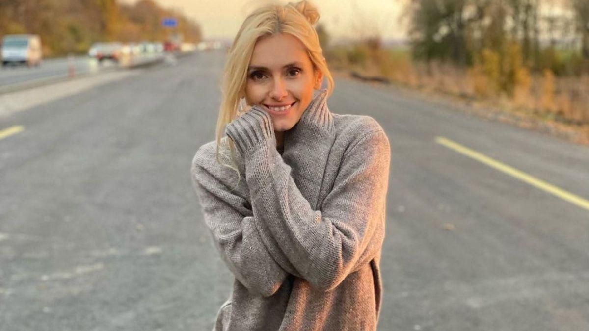 Ирина Федишин в свитере и брюках позировала на дороге: фото осеннего образа