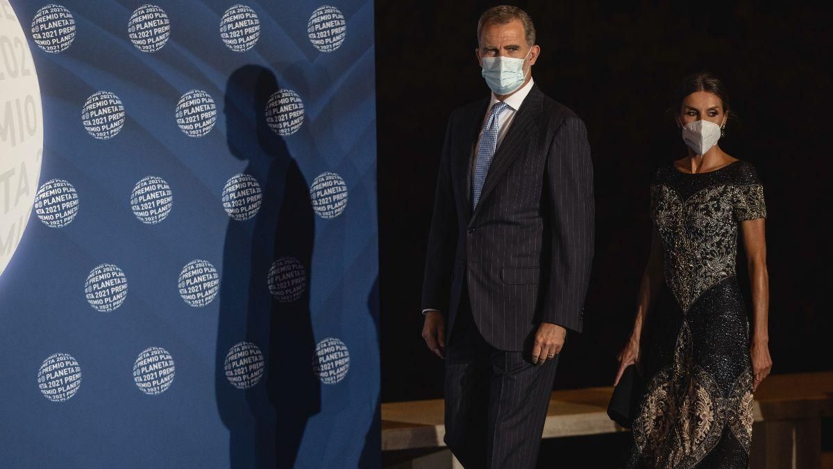 Королева Летиція вийшла у світ в сірій сукні: нові фото Її Величності - Showbiz Королева Летиція вийшла у світ в сірій сукні: нові фото Її Величності - Showbiz