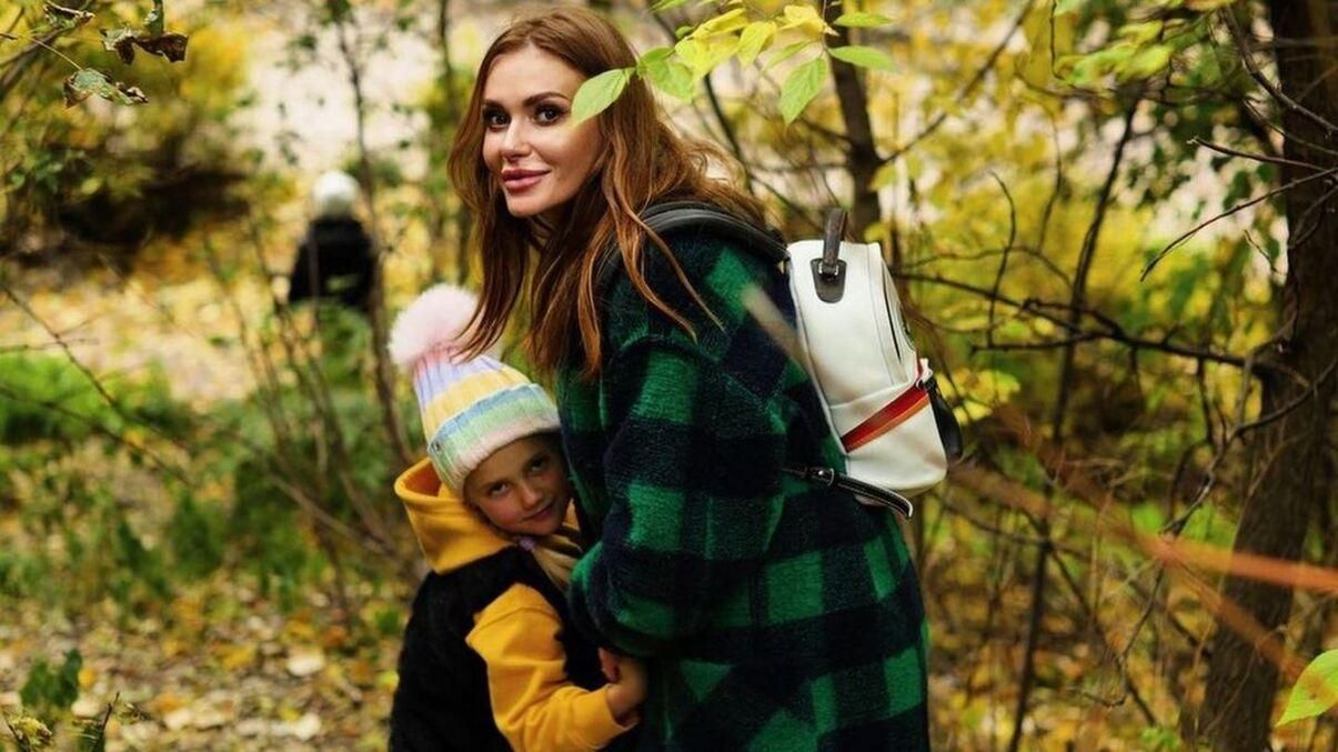 Слава Каминская провела выходной с экс-мужем и детьми: миловидные фото из парка