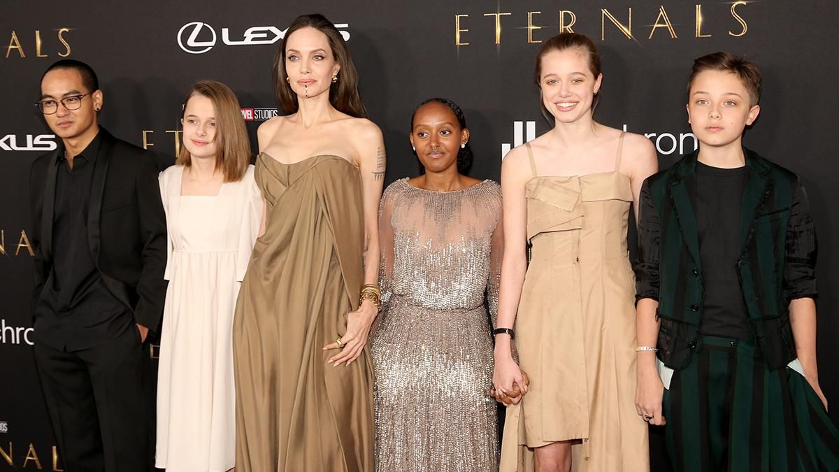 Анджелина Джоли вышла на красную дорожку с пятью детьми: редкие фото