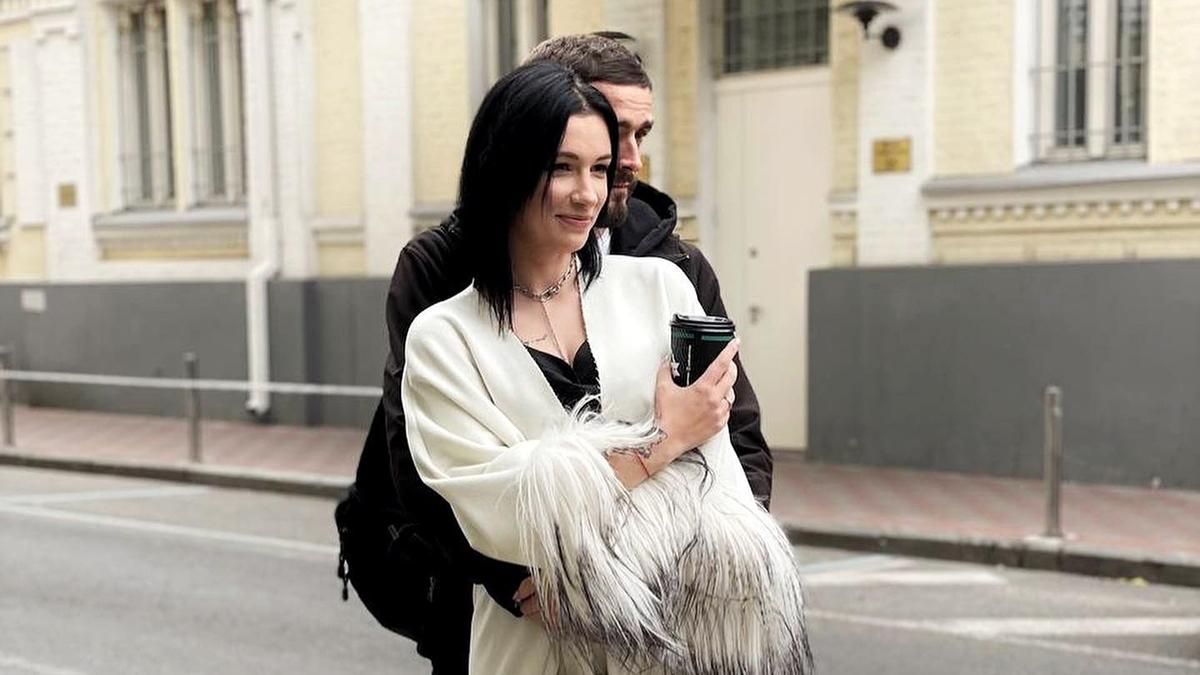 Анастасия Приходько опубликовала редкие фото с мужем, сделанные в центре Киева Анастасия Приходько опубликовала редкие фото с мужем, сделанные в центре Киева