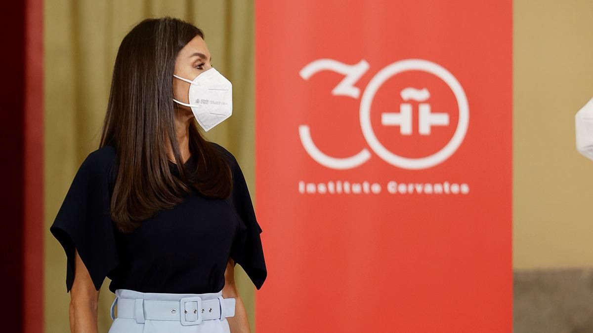 Летиция соединила блузку и юбку-карандаш: фото нового look Летиция соединила блузку и юбку-карандаш: фото нового look