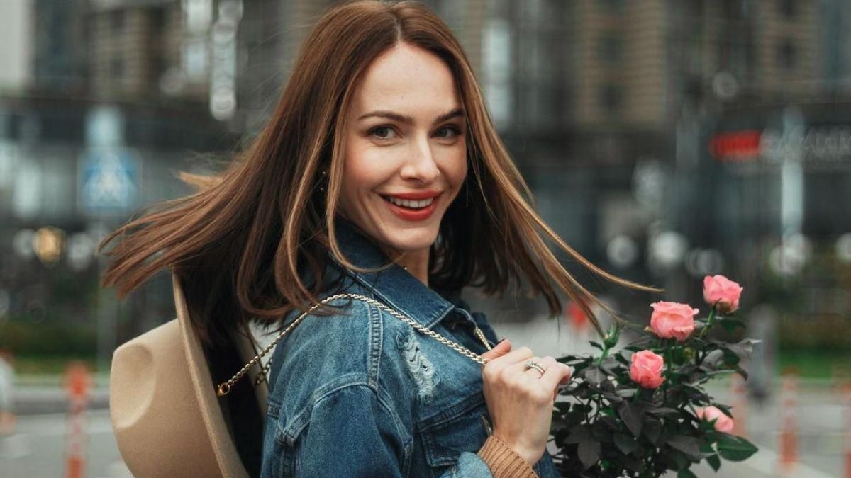 Жена Владимира Остапчука очаровала осенним образом: фото в платье и джинсовой куртке