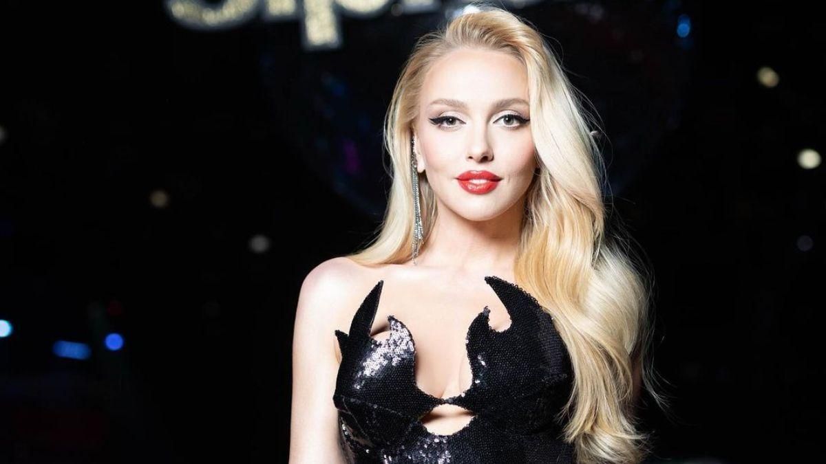 Оля Полякова в черном платье с откровенным декольте позировала на "Танцах со звездами" Оля Полякова в черном платье с откровенным декольте позировала на "Танцах со звездами"