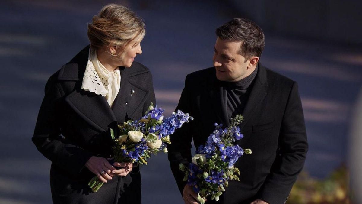 Олена Зеленська у чорному пальті та молочній сукні побувала на Черкащині: фото з чоловіком - Україна новини - Showbiz Олена Зеленська у чорному пальті та молочній сукні побувала на Черкащині: фото з чоловіком - Україна новини - Showbiz