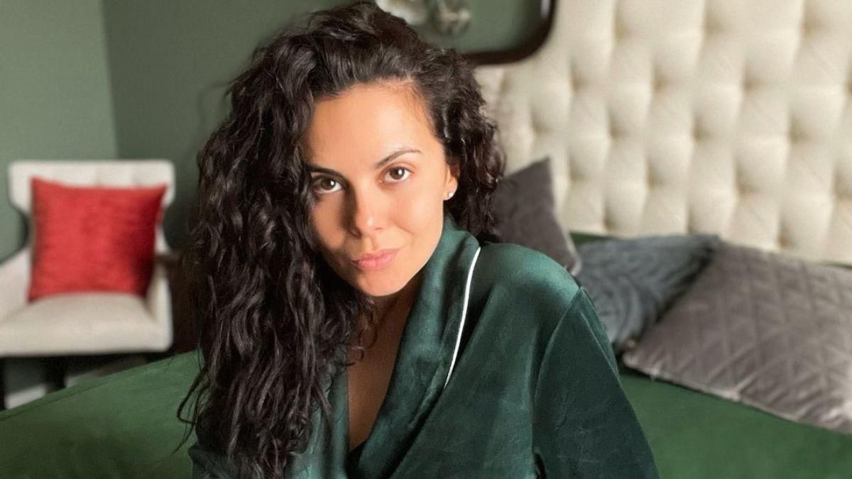 Настя Каменских показала трендовый домашний образ: фото в изумрудном костюме Настя Каменских показала трендовый домашний образ: фото в изумрудном костюме